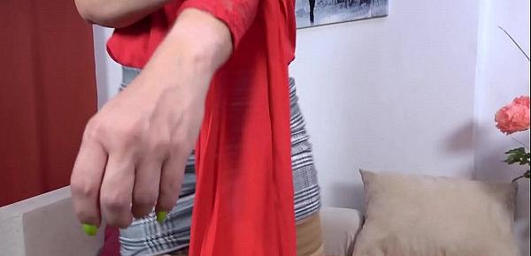  Mature milf Victoria dildos her bald pussy